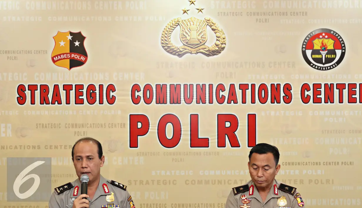 Irjen Pol Boy Rafli Amar (kiri) memberikan keterangan terkait tiga orang terduga teroris di Surabaya saat konpers di Jakarta, Kamis (9/6). Barang bukti berupa tiga buah bom siap ledak, senjata api telah diamankan. (Liputan6.com/Immanuel Antonius)