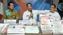 Kepala BNN, Komjen Budi Waseso mengungkap transaksi keuangan hasil kejahatan narkotika di Gedung BNN, Jakarta, Selasa (25/10). BNN mengungkap Tindak Pidana Pencucian Uang (TPPU) selama setahun terakhir senilai Rp2,7 triliun. (Liputan6.com/Yoppy Renato)