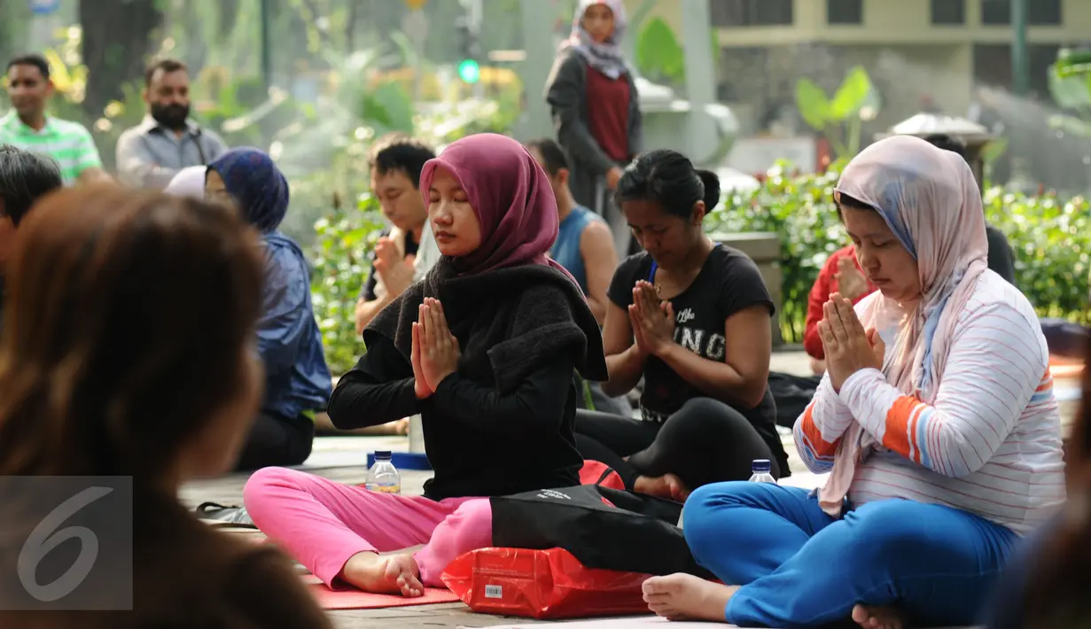 Sejumlah perempuan pegiat antikorupsi melakukan meditasi jelang aksi penyampaian surat terbuka di Taman Suropati, Jakarta, Minggu (6/12). Kegiatan ini juga bentuk peringatan Hari Anti korupsi. (Liputan6.com/Helmi Fithriansyah)