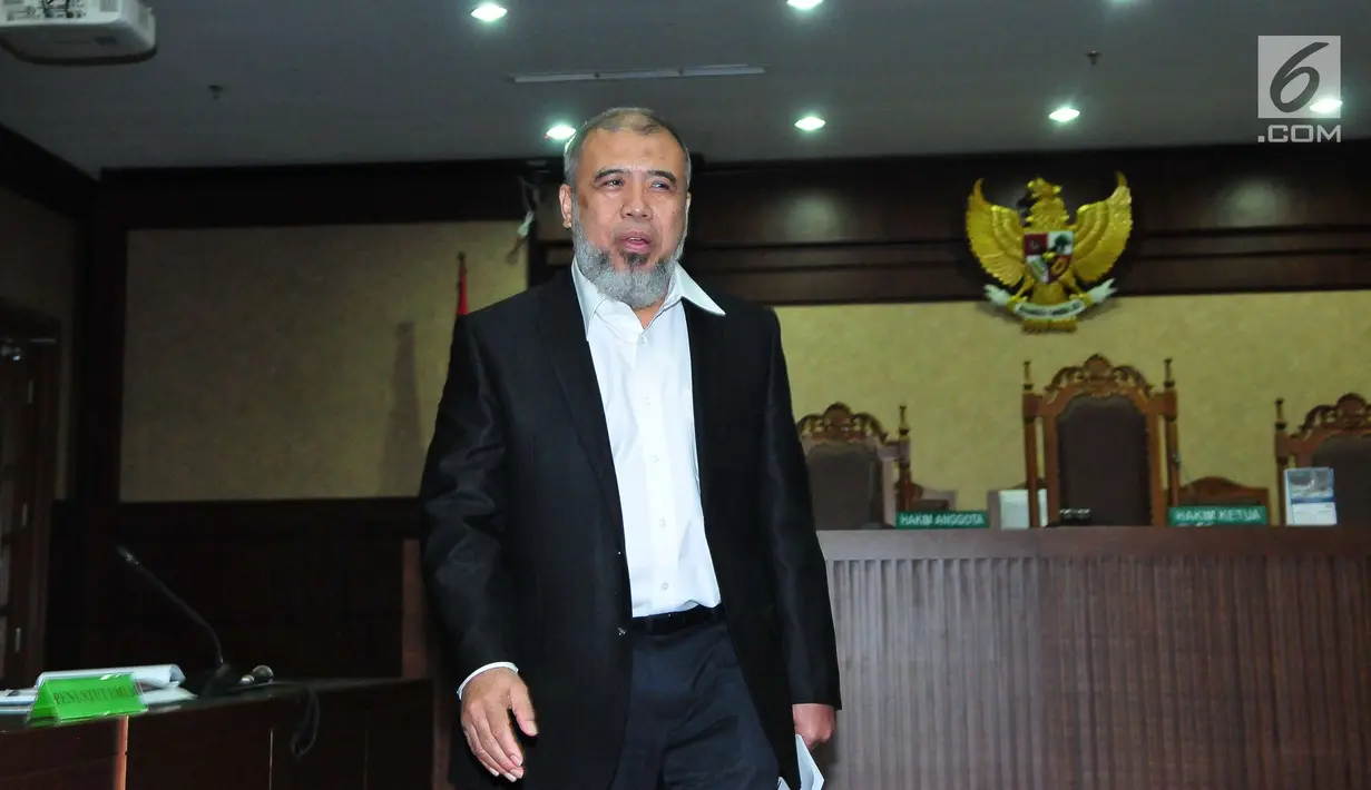 Terdakwa kasus dugaan suap daging impor Patrialis Akbar berjalan saat menjalani sidang lanjutan dengan agenda pembacaan pledoi di Gedung Pengadilan Tipikor, Jakarta, Senin (21/8). (Liputan6.com/Helmi Afandi)
