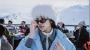 Anya Geraldine tengah liburan di Courchevel, Rhone-Alpes, Pranics. Ia tampil kece dengan cropped puffer jacket, knit top, dan fur bucket hat. [@anyageraldine]
