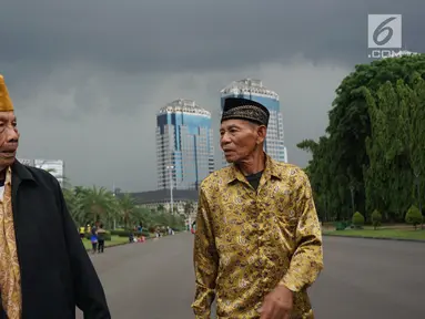 Dalijan (77) dan Kawit (94) mendapat kesempatan untuk memenuhi keinginannya saat berkunjung ke Monumen Nasional, Jakarta, Jumat (10/11). Apresiasi ini sebagai bentuk penghargaan kepada para veteran pada peringatan Hari Pahlawan. (Liputan6.com/Riki)