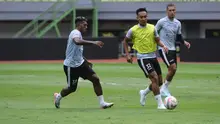 Pemain PSBS Biak di BRI Liga 1 2024/2025, Jeam Kelly Sroyer dan Muhammad Tahir. (Dok. PSBS Biak)