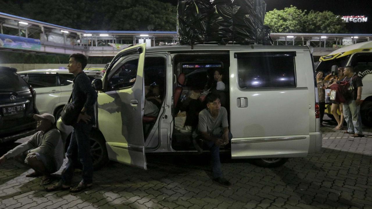 Wajah lelah pemudik antre panjang di Pelabuhan Merak Banten
