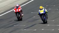 Valentino Rossi dan Casey Stoner terlibat pertarungan sengit di MotoGP Laguna Seca, Amerika Serikat, pada 2008. (Youtube)