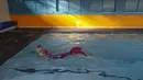 <p>Zelda Welgemoed berenang di kolam selama kelas putri duyung mereka di Merschool di Kayalami, dekat Midrand, Afrika Selatan pada 3 Juni 2022. - Mermaiding adalah olahraga yang berkembang pesat di seluruh dunia dan mencakup beberapa keterampilan seperti berenang monofin, mengayuh, trik, dan menahan napas. (Phill Magakoe / AFP)</p>