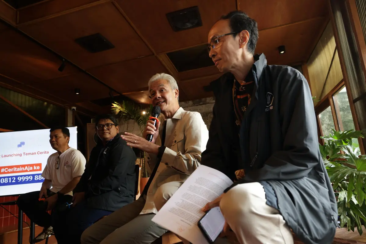 Politikus Ganjar Pranowo meluncurkan program khusus membantu anak muda menyelesaikan persoalan kesehatan mental dengan menggandeng 1.500 konselor yang bernama program Teman Cerita.