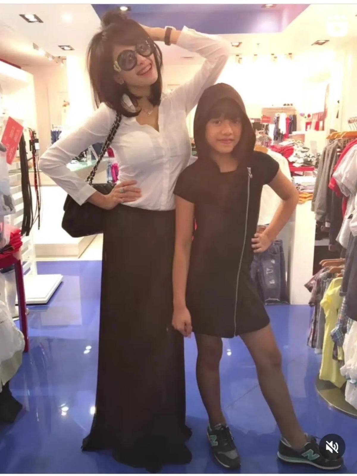 Potret Masa Kecil Lolly yang Hangat Bersama Nikita Mirzani, Kini sang Putri Sulung Kembali ke Pelukan