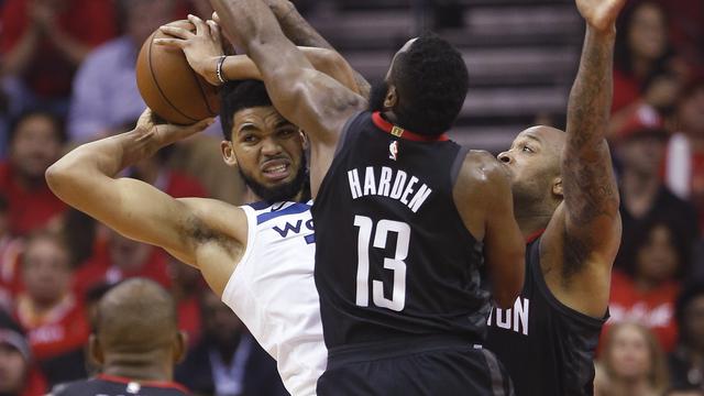 James Harden memblok tembakan Karl Anthony Towns