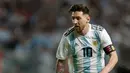 Penyerang Argentina Lionel Messi membawa bola saat melawan Haiti pertandingan persahabatan di stadion Bombonera di Buenos (29/5). (AP / Natacha Pisarenko)