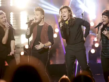 One Direction membawakan single terbarunya berjudul "Perfect" saat mengisi acara American Music Awards 2015 di Los Angeles, California, (22/11/2015).  One Direction juga memenangkan dua kategori penghargaan dalam AMA 2015 kali ini. (REUTERS/Mario Anzuoni)