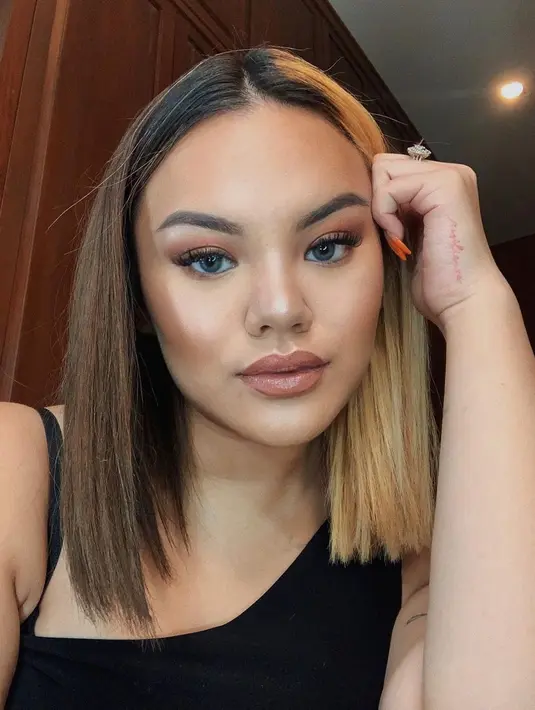 Jika dilihat sekilas tidak terlihat tato di badan Shafa, namun jika diperhatikan lebih detail lagi tampak tulisan merah yang sudah memudar di samping telapa tangannya. (Foto: instagram.com/shafaharris)