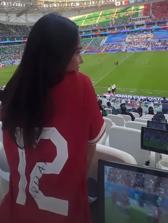 Dengan nomor punggung 12, jersey yang dikenakan Azizah melapisi dress hitamnya [@azizahsalsha_]