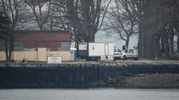 Truk berisi jenazah menuju kuburan massal di Pulau Hart, Bronx, New York, Amerika Serikat, Kamis (9/4/2020). Banyaknya korban meninggal akibat virus corona COVID-19 di New York membuat pemerintah setempat langsung menggali kuburan massal. (AP Photo/John Minchillo)