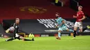 Pemain Liverpool Mohamed Salah (tengah) mencetak gol ke gawang Manchester United pada pertandingan Liga Inggris di Stadion Old Trafford, Manchester, Inggris, Kamis (13/5/2021). Liverpool melumat Manchester United 4-2. (Peter Powell/Pool via AP)