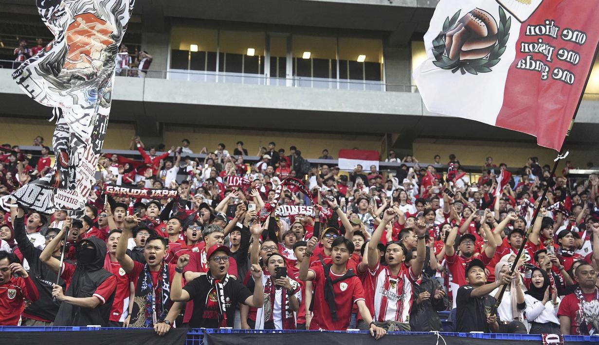 Para suporter Timnas Indonesia memberikan dukungan kepada timnya dalam laga terakhir Grup C Putaran Ketiga Kualifikasi Piala Dunia 2026 melawan Jepang di Suita Stadium, Jepang, Selasa (10/06/2025). (AP Photo/Kyodo News)