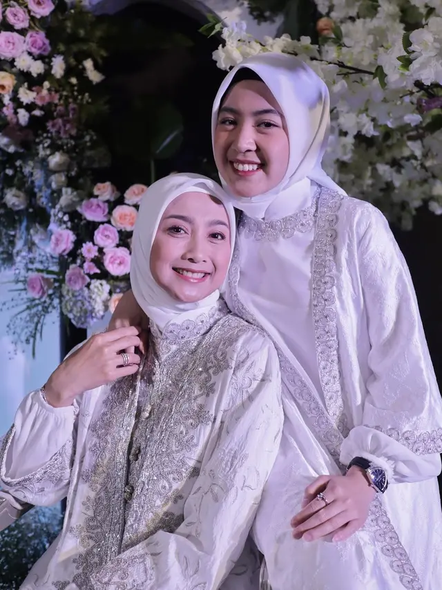Disebut Makin Mirip, Ini 6 Momen Manis Dessy Ratnasari dan Putrinya