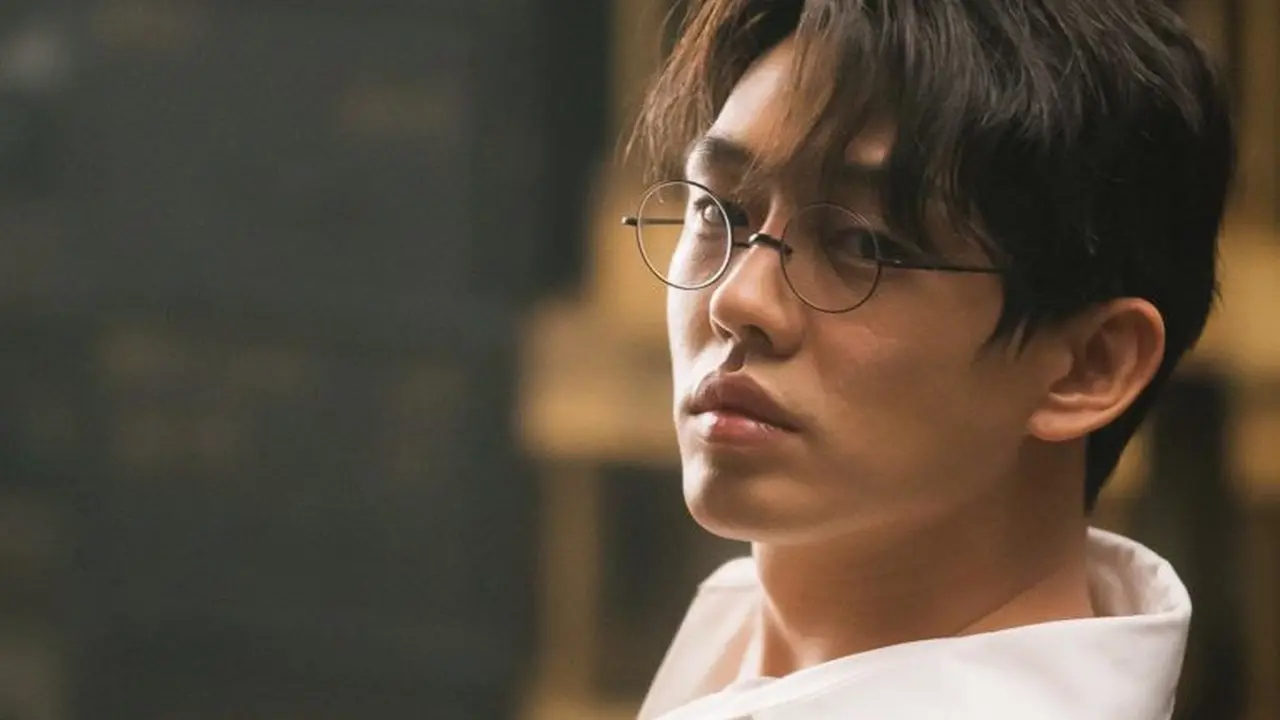 Yoo Ah In dalam Chicago Typewriter. (tvN via Soompi)