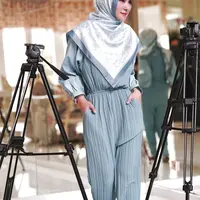 Manisnya gaya hijab Angel Lelga ini.