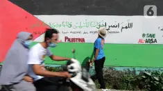 Remaja membuat mural bertema solidaritas untuk Palestina di Gang Jambu, Kedaung, Depok, Jawa Barat, Selasa (18/5/2021). Remaja Majelis Al Muntaqilin membuat mural tersebut sebagai solidaritas serta doa bagi umat muslim Palestina dan Masjid Al Aqsa atas serangan Israel. (merdeka.com/Arie Basuki)