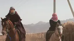 Berkuda di gurun, penampilan Dara Arafah bak penunggang kuda dalam film-film peperangan zaman dahulu. Banyak dari para penggemar yang memuji penampilannya tersebut dan menyebutnya dengan panggilan Princess Dara karena jago berkuda. (Liputan6.com/IG/@daraarafah)