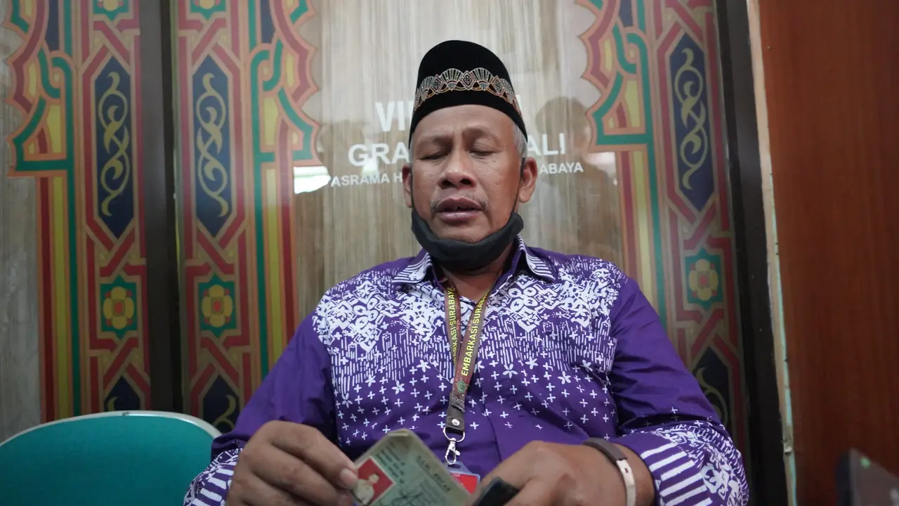 Supartono (61) warga Ponorogo Jatim, yang sehari-hari bekerja sebagai pemulung berangkat haji tahun ini. (Dian Kurniawan/Liputan6.com)