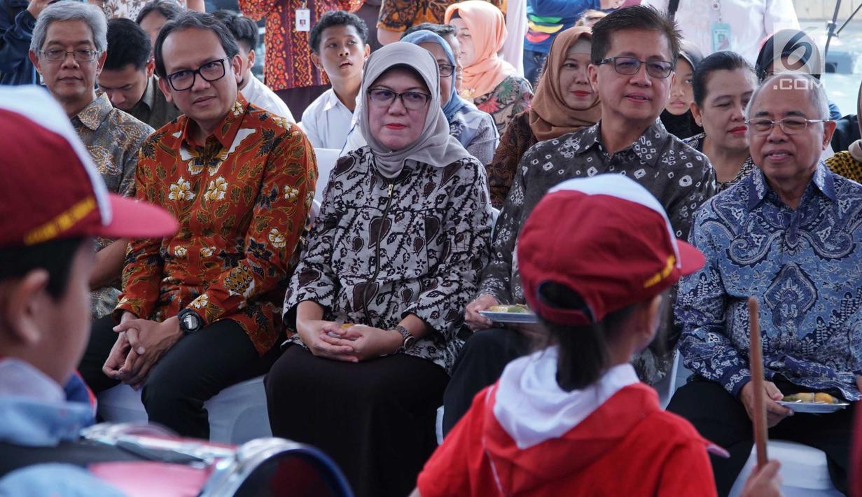 Direktur Pemberdayaan Konsumen Kemendag, Nina Mora (tengah), Direktur PT Hero Supermarket Tbk. Roy Soeradji, Presiden Komisaris Ipung Kurnia saat menghadiri HUT ke-48 Hero Group di Jakarta, Jumat (23/8/2019). (Liputan6.com/HO/Eko)