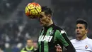 Pemain Sassuolo, Federico Peluso menyundul bola saat dibyangi pemain Fiorentina pada lanjutan liga Italia Serie A di Stadion Mapei, Reggio Emilia, Selasa (01/12/2015). (AFP Photo/Olivier Morin)