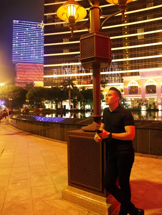 Keindahan kota Macau membuat sang illusionis tak bisa berhenti untuk meinkmati setiap sudutnya. Di hari ketiga ini Demian mengunjungi Dancing Fountain dan tak lupa berpose. (Aldivano/Bintang.com)