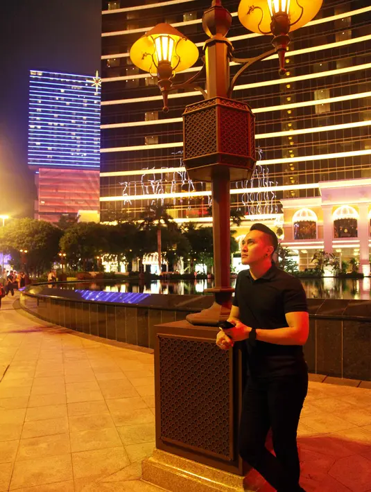 Keindahan kota Macau membuat sang illusionis tak bisa berhenti untuk meinkmati setiap sudutnya. Di hari ketiga ini Demian mengunjungi Dancing Fountain dan tak lupa berpose. (Aldivano/Bintang.com)