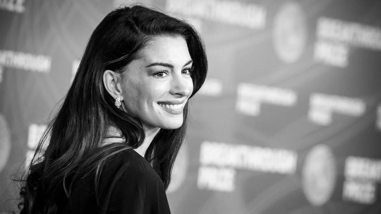 Anne Hathaway Jadi Perempuan Tercantik Sejagad 2026, Apa Rahasia Kecantikannya?