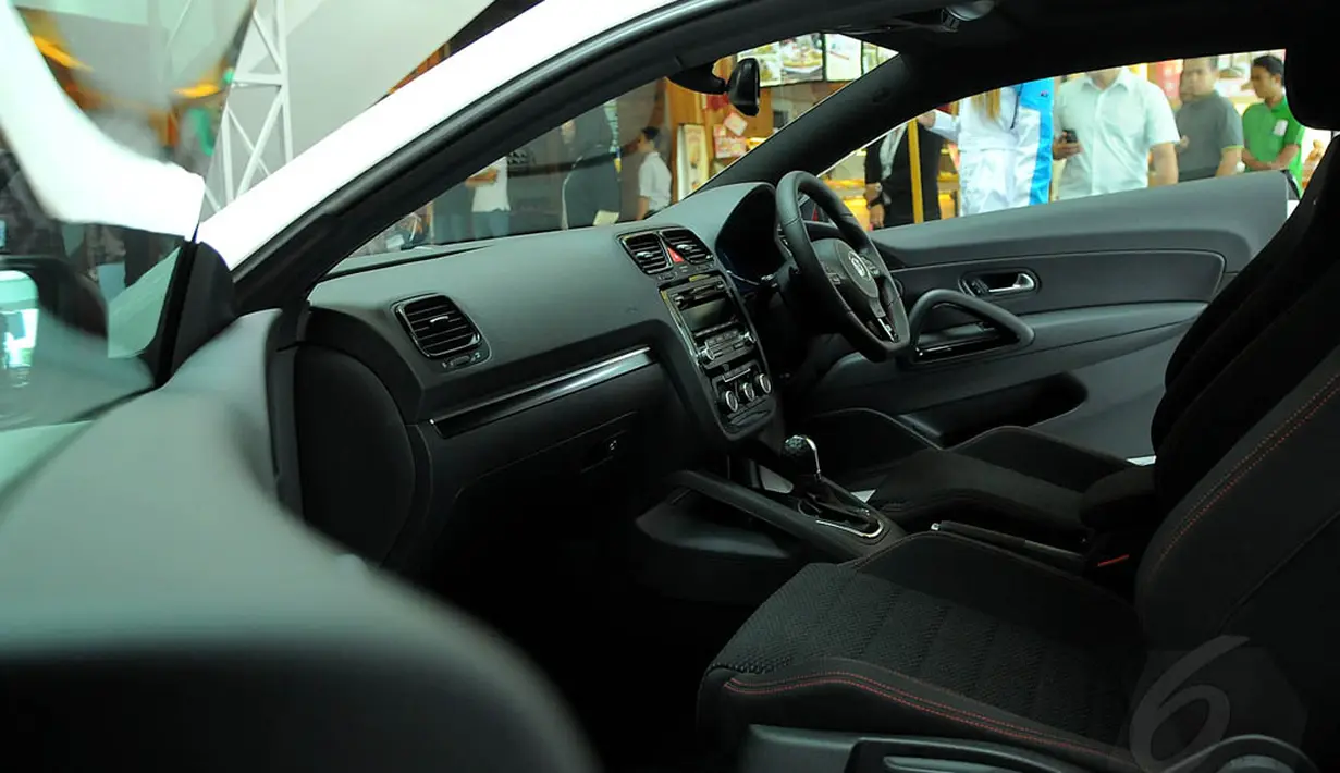 Hatchback yang mengusung desain 2 pintu ini dibanderol dengan harga Rp 590 juta On The Road, Selasa (3/6/14). (Liputan6.com/Faisal R Syam)