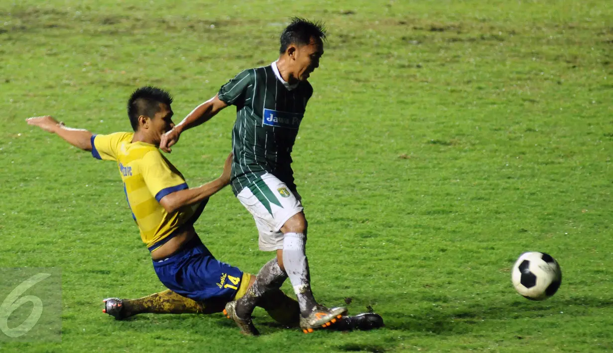 Bek Cilegon Utd, Gusripen Affandi (kiri) mencoba menahan pergerakan pemain Persebaya, Rendi Irawan saat laga penyisihan Dirgantara Cup 2017 di Stadion Maguwoharjo, Sleman, Sabtu (4/3). Cilegon unggul 2-1. (Liputan6.com/Helmi Fithriansyah)