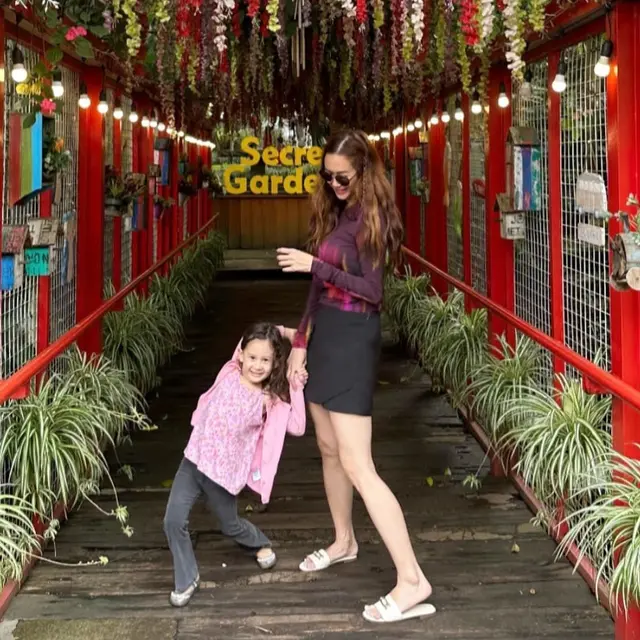 OOTD Aura Kasih saat Momong Anak