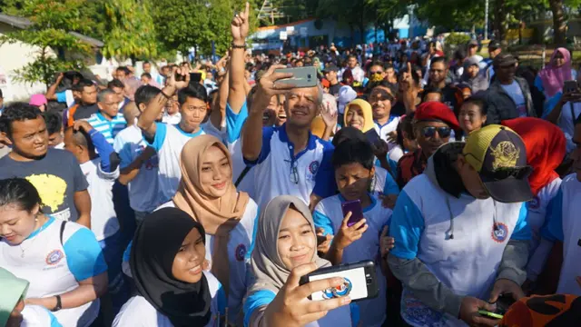 Calon Gubernur Jawa Tengah Ganjar Pranowo jalan santai bersama SPSI (Dok. Tim Media Ganjar)