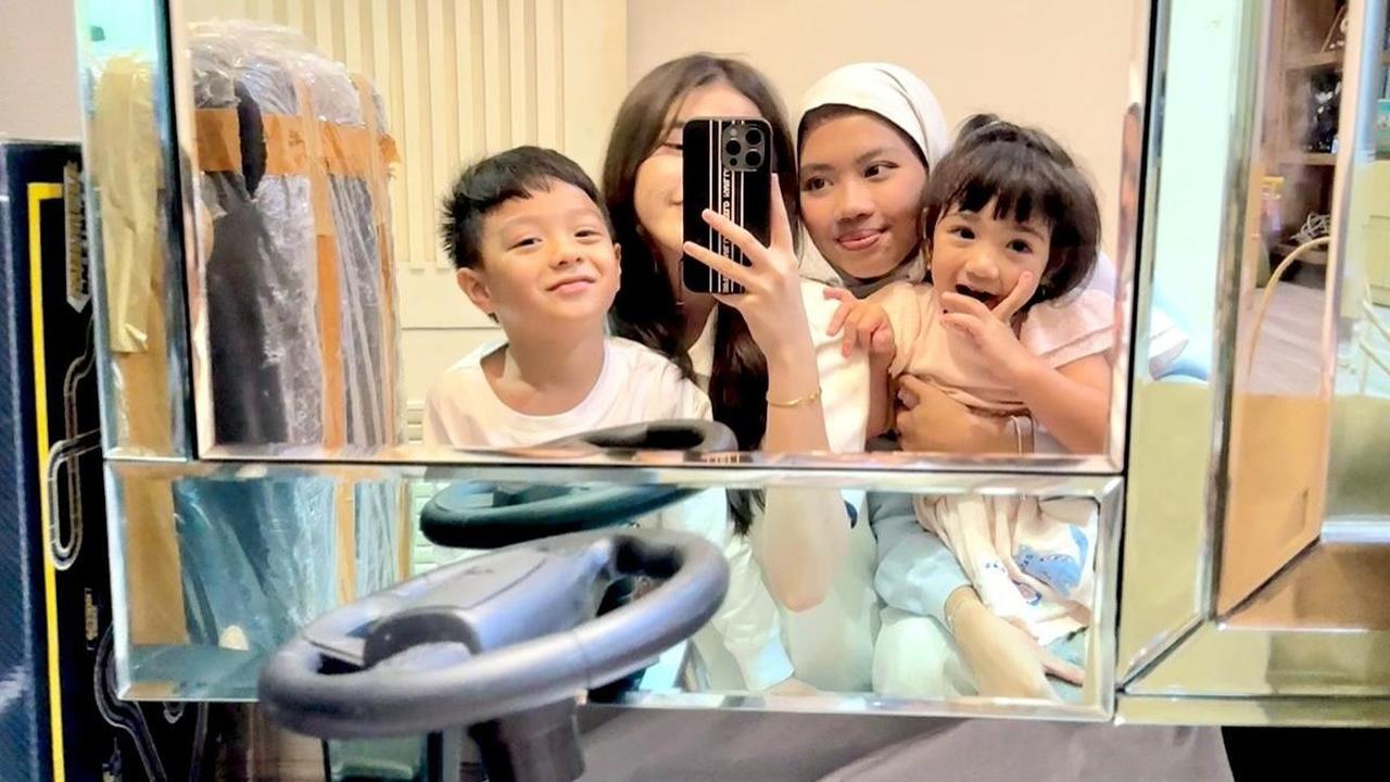 Kompaknya 2 Putri Haldy Sabri Foto Bareng Anak-Anak Irish Bella, Pose Gemas dengan Adik Sambung