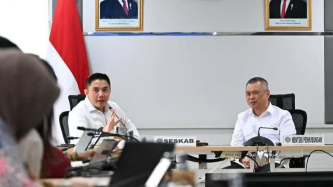 VIDEO: Adab Seskab Teddy Jemput Tamu Penting Istana, Tak Injak Karpet Ikuti Prabowo