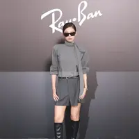 Jennie BLACKPINK tampil bak ceo rich di pembukaan Ray-Ban Korea. [@bpinksupdates_].