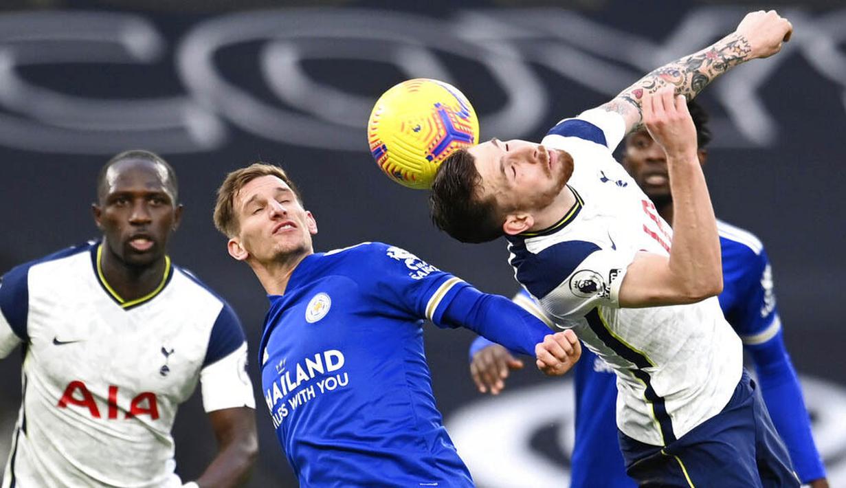 Pemain Leicester City, Marc Albrighton, duel udara dengan pemain Tottenham Hotspur, Pierre-Emile Hojbjerg, pada laga Liga Inggris di London, Minggu (20/12/2020). Leicester menang dengan skor 2-0. (Andy Rain/ Pool via AP)