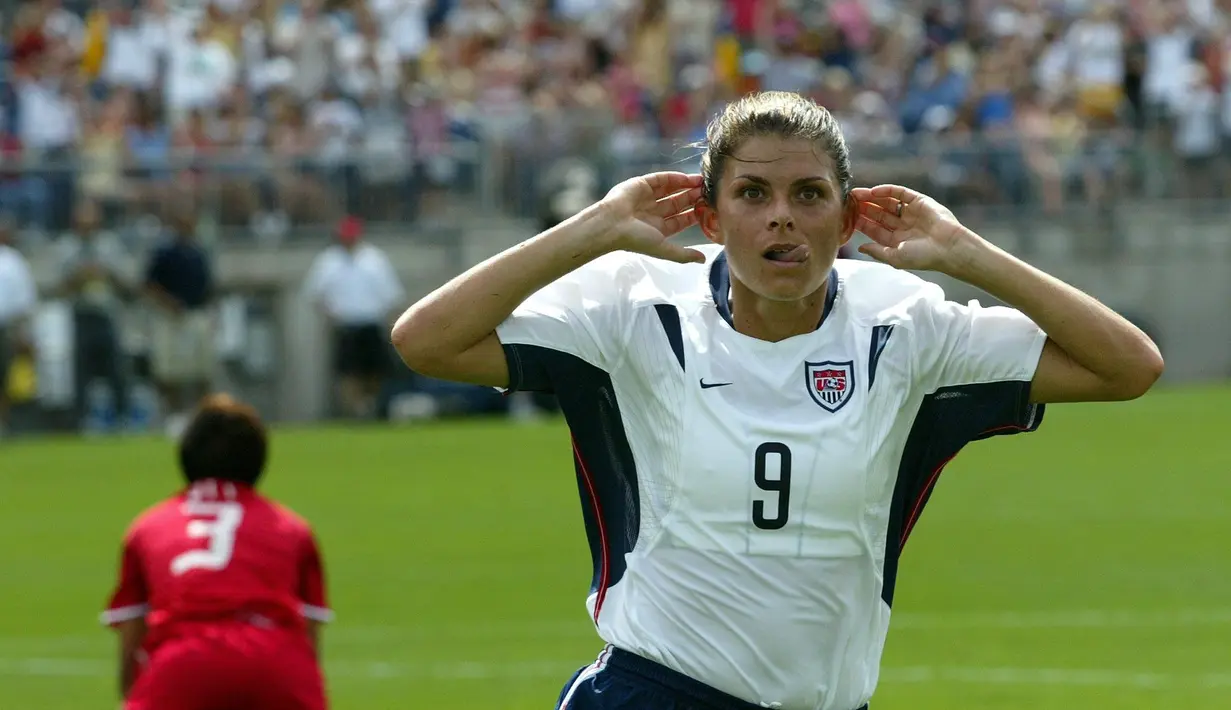 Mia Hamm adalah idola Amerika yang mempersembahkan dua gelar Piala Dunia dan medali emas olimpiade. Mia Hamm terpilih sebagai Pesepakbola Wanita Terbaik Dunia FIFA 2001. (AFP/Don Emert)