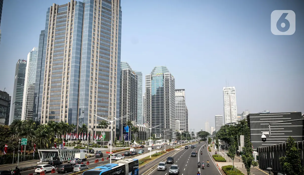Suasana gedung perkantoran di Jalan Sudirman, Jakarta, Rabu (29/7/2020). Perkantoran, khususnya kantor pemerintahan, menjadi sumber kluster baru terbesar selain permukiman dan pasar. (Liputan6.com/Faizal Fanani)