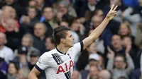 Erik Lamela mencetak satu gol saat Tottenham mengalahkan Manchester United pada lanjutan liga Inggris di White Hart Lane, Minggu (10/4/2016). (Reuters/Eddie Keogh)