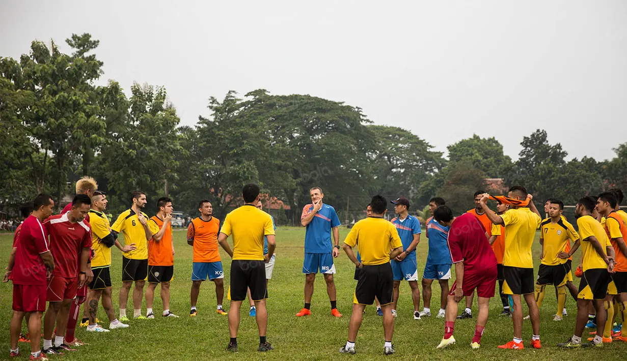 Pelatih Arema Cronus, Milomir Seslija, memberi arahan kepada anak asuhnya jelang laga Torabika Soccer Championship 2016 melawan PS TNI di Lapangan Kostrad, Bogor, Jawa Barat, Sabtu (30/7/2016). (Bola.com/Vitalis Yogi Trisna)