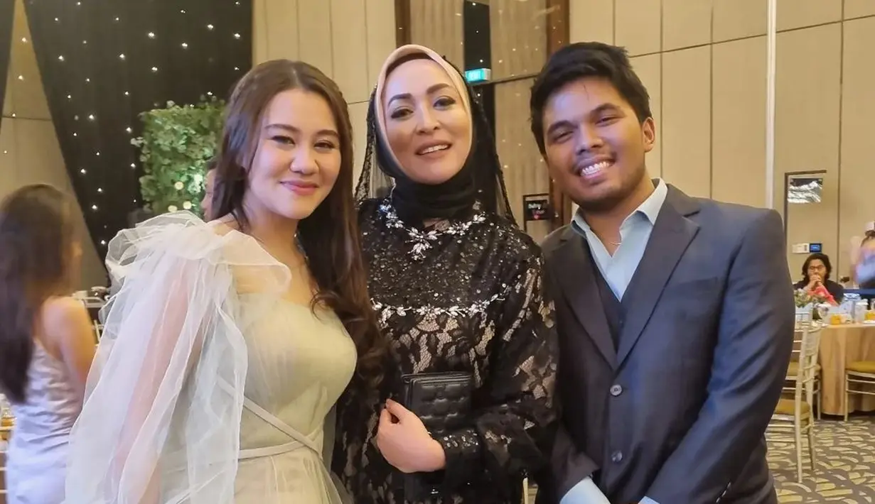 Aaliyah Massaid tampil cantik dengan pleated gown dan lengan transparan. Kesannya terlihat mewah dengan rok maxi tulle yang elegan [@angelinasondakh09]