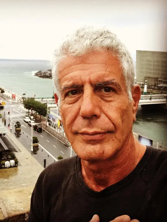 "Mereka belum akan memidahkan jasadnya untuk beberapa hari karena formalitas," ujar Gladys. (instagram/anthonybourdain)