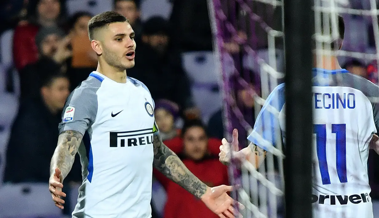 Pemain Inter Milan, Mauro Icardi (kiri) merayakan gol ke gawang Fiorentina pada laga Serie A di Artemio Franchi Stadium, Florence, (5/1/2018). Inter bermain imbang 1-1 dengan Fiorentina. (AFP/Alberto Pizzoli)