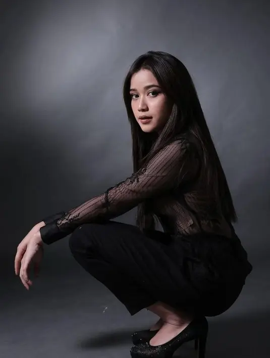 <p>Dengan busana warna yang serba hitam, Brisia Jodie tampak memesona. Rambutnya yang dibiarkan terurai membuat dirinya makin elegan. [Foto: instagram/brisiajodie96]</p>