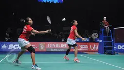 Nitya Krishinda Maheswari mengembalikan kok saat berlaga di babak semifinal Indonesia Open Superseries Premier 2015, Jakarta, Sabtu (6/6/2015). Greysia/ Nitya berhasil mengalahkan Yu Yang dan Zhong Qianxin dari Tiongkok. (Liputan6.com/Herman Zakharia)