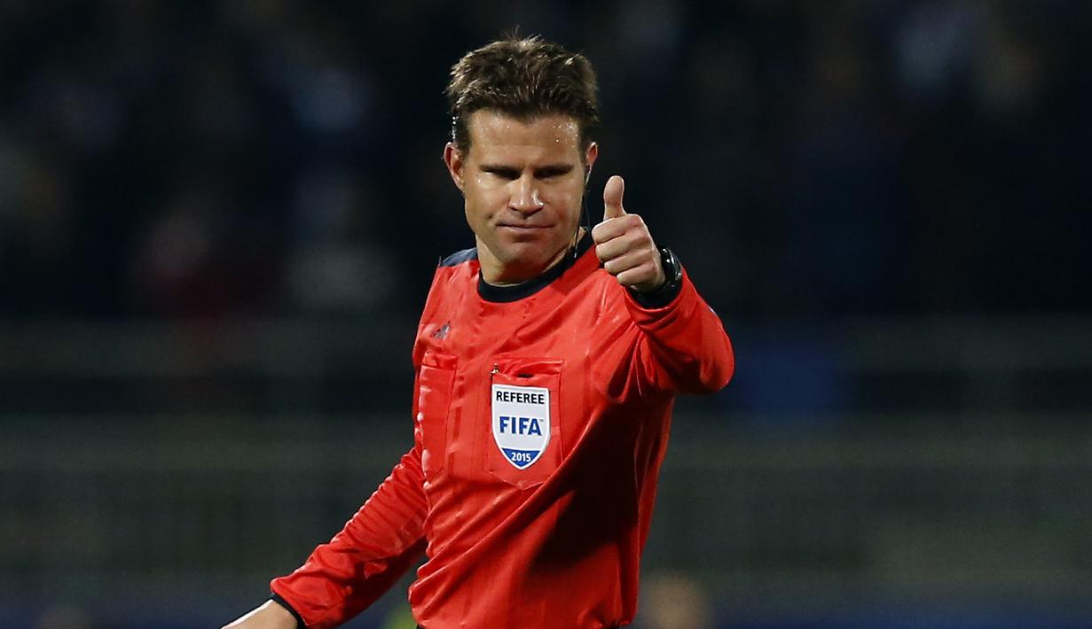 Wasit Felix Brych, saat memimpin pertandingan antara  Olympique Lyonnais melawan Zenit St. Petersburg pada laga Liga Champions di Stadion Stade Gerland, Lyon (04/11/2015). (EPA/Guillaume Horcajuelo)