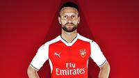 Shkodran Mustafi resmi berseragam Arsenal. (Arsenal). 